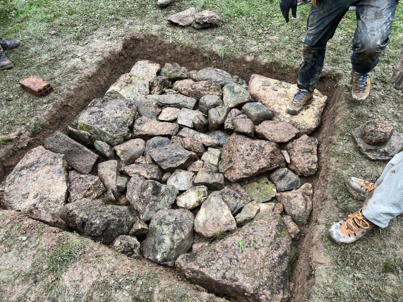 stupa_tourne_castelnaudurban_ariege_foundation stones